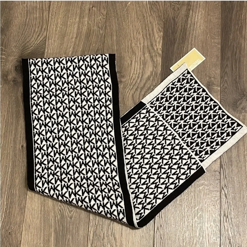NWT - Michael Kors Women’s Limited Edition Fall2021 Scarf (White & Black Design)